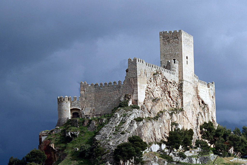 1024px-Castillo_de_Almansa_sobre_el_cerro_del_Aguila.jpg